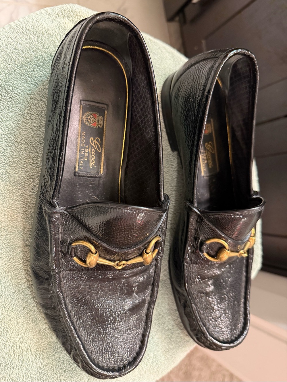 Gucci Black Leather Men’s Horsebit Loafers with Gold Hardware - Picture 7 of 13
